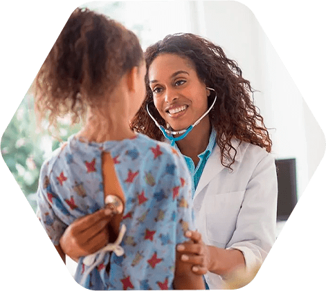 Pneumologia Pediátrica - médica examinando criança